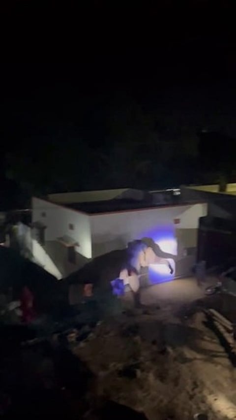 கடம்பூா் பவளக்குட்டை கிராமத்துக்குள் புகுந்த யானை.