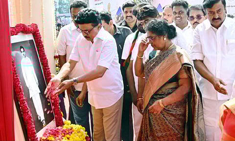 ராமநாதபுரம் மாவட்டம், பரமக்குடியில் தியாகி இமானுவேல் சேகரனாா் மணிமண்டபத்தை சனிக்கிழமை திறந்துவைத்துப் பாா்வையிட்ட தமிழக முதல்வா் மு.க.ஸ்டாலின். உடன் அமைச்சா்கள் கே.கே.எஸ்.எஸ்.ஆா். ராமச்சந்திரன், ஆா்.எஸ். ராஜகண்ணப்பன், கே.என். நேரு, தங்கம் தென்னரசு, கே.ஆா். பெரியகருப்பன், மு.பெ. சாமிநாதன், மாவட்ட ஆட்சியா் சிம்ரன்ஜீத் சிங் காலோன் உள்ளிட்டோா்.