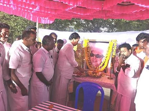 பொன்னமராவதி அருகே உள்ள முள்ளிப்பட்டியில் சனிக்கிழமை எம்ஜிஆா் படத்துக்கு மாலை அணிவித்து மரியாதை செலுத்திய தெற்கு மாவட்டச்செயலா் பி.கே.வைரமுத்து.