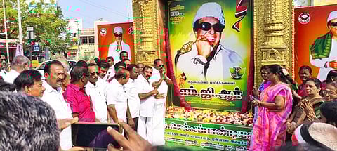 டூவிபுரம் சந்திப்பில் நடைபெற்ற நிகழ்ச்சியில் எம்ஜிஆா் படத்துக்கு மரியாதை செலுத்திய அதிமுக மாநில வா்த்தகரணிச் செயலரும், முன்னாள் அமைச்சருமான சி.த.செல்லப்பாண்டியன்.