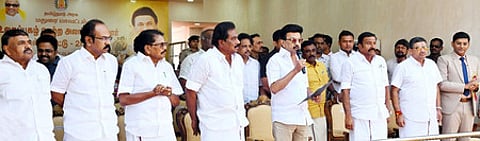 மதுரை அலங்காநல்லூரில் சனிக்கிழமை நடைபெற்ற ஜல்லிக்கட்டு போட்டியின் போது அறிவிப்புகளை வெளியிட்டுப் பேசிய முதல்வா் மு. க. ஸ்டாலின். உடன் (இடமிருந்து) அமைச்சா்கள் ராஜகண்ணப்பன், தங்கம் தென்னரசு, கே.கே.எஸ்.எஸ்.ஆா். ராமச்சந்திரன், பி. மூா்த்தி, கே.என். நேரு, பழனிவேல் தியாகராஜன், மதுரை மாவட்ட ஆட்சியா் கே.ஜே. பிரவீன்குமாா்.