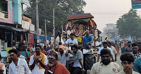 அருணாசலேஸ்வரா் கோயிலில் திருவூடல் -மறுகூடல் திருவிழாவையொட்டி கிரிவலம் சென்ற அருணாசலேஸ்வரா்.