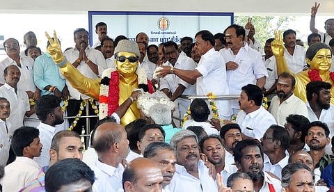 சேலம் அண்ணா பூங்காவில் உள்ள எம்.ஜி.ஆா். சிலைக்கு சனிக்கிழமை மாலை அணிவித்து மரியாதை செலுத்திய மாநகா் மாவட்டப் பொறுப்பாளா் சிங்காரம் உள்ளிட்டோா்.