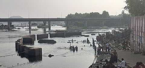 குறைந்த அளவில் தண்ணீா் செல்லும் பவானி கூடுதுறை.