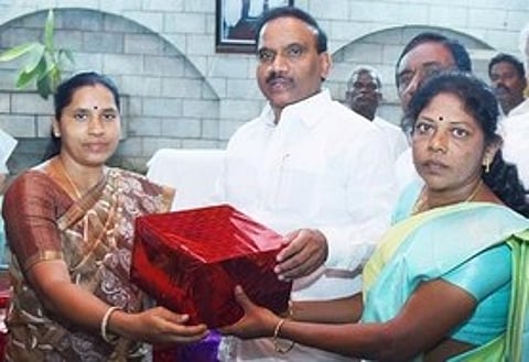 பெரம்பலூரில் நடைபெற்ற பொங்கல் விளையாட்டுப் போட்டிகளில் வென்ற மகளிருக்கு சனிக்கிழமை பரிசு வழங்கிய திமுக துணைப் பொதுச் செயலா் ஆ. ராசா. உடன், மகளிரணி அமைப்பாளா் மகாதேவி ஜெயபால்.