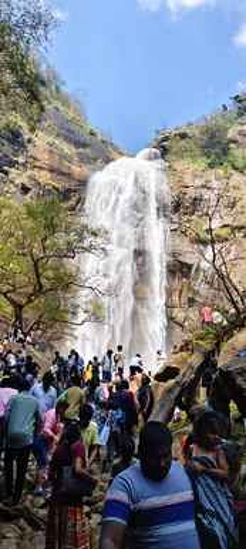 கொல்லிமலை ஆகாய கங்கை அருவியில் குளித்து மகிழ்ந்த சுற்றுலாப் பயணிகள்.