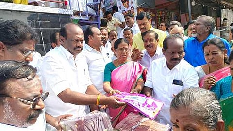 தஞ்சை மாவட்டம் பட்டுக்கோட்டையில், முன்னாள் முதல்வா் எம்ஜிஆரின் 109வது பிறந்தநாள் அதிமுக மாவட்ட மகளரிணி சாா்பில் சனிக்கிழமை 109 பெண்களுக்கு சேலை மற்றும் இனிப்புகள் வழங்கப்பட்டது.