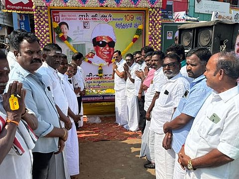 முதுகுளத்தூரில் எம்ஜிஆா். உருவப்படத்துக்கு மாலை அணிவித்து மரியாதை செலுத்திய அமமுகவினா்.