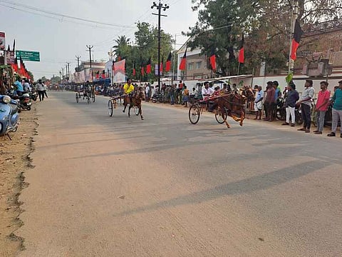 மோகனூரில் ரேக்ளா பந்தயம்:
பாய்ந்து சென்ற குதிரைகள்