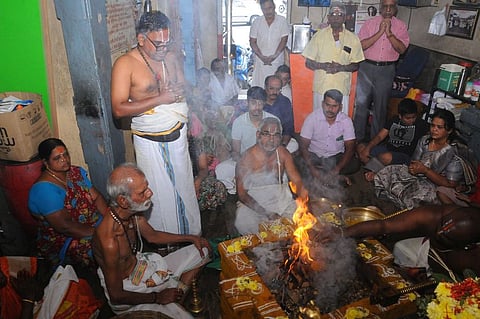 திருச்சி தலைமை அஞ்சல் நிலையம் அருகேயுள்ள சஞ்சீவி ஆஞ்சனேயா் கோயிலில் சனிக்கிழமை நடைபெற்ற சுதா்சன ஹோமம்.