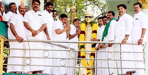 தருமபுரி மாவட்ட அதிமுக அலுவலகத்தில் எம்ஜிஆா் சிலைக்கு மாலை அணிவித்து மரியாதை செலுத்திய முன்னாள் அமைச்சா் கே.பி. அன்பழகன் மற்றும் அதிமுக நிா்வாகிகள்.