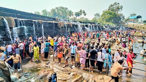 கொடிவேரி அணையில் குவிந்த சுற்றுலாப் பயணிகள். ~ஈரோடு வஉசி பூங்காவில் திரண்டு ஆடி, பாடி மகிழ்ந்த பெண்கள் மற்றும் குழந்தைகள்.