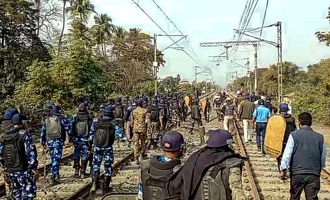 புலம்பெயா் தொழிலாளா் மீது தாக்குதல்: மேற்கு வங்கத்தில் மீண்டும் பொதுமக்கள் போராட்டம்; காவல் துறை தடியடி