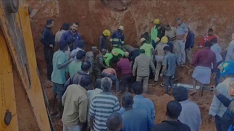 குன்னூா் அருகே ஒதனட்டி பகுதியில் மீட்புப் பணியில் ஈடுபட்ட வருவாய், காவல் மற்றும் தீயணைப்புத் துறையினா்.