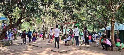 காணும் பொங்கலையொட்டி அமிா்தி வன உயிரியல் பூங்காவில் குவிந்த மக்கள்.