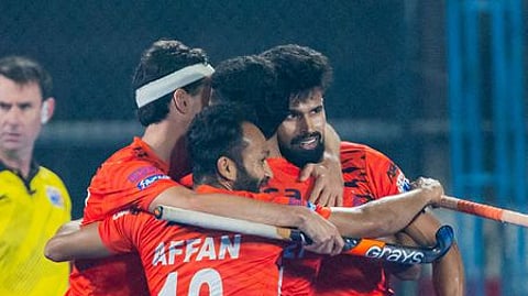 கோலடித்த மகிழ்ச்சியில் பெங்கால் டைகா்ஸ் வீரா்கள்