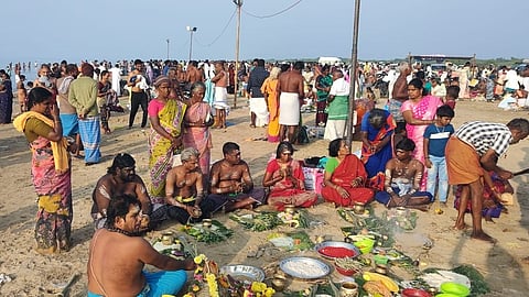 முன்னோர்களுக்கு தர்ப்பணம் கொடுத்த மக்கள்