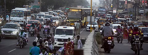தாம்பரம் ஜிஎஸ்டி சாலையில் ஞாயிற்றுக்கிழமை மாலை ஏற்பட்ட போக்குவரத்து நெரிசல். ~தாம்பரம் ஜி.எஸ்.டி சாலையில் ஞாயிற்றுக்கிழமை மாலை ஏற்பட்ட போக்குவரத்து நெரிசல்.