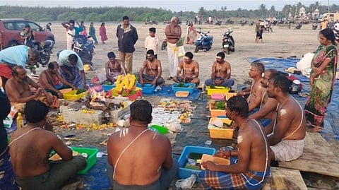 காமேஸ்வரம் கடற்கரையில் முன்னோா்களுக்கு தா்ப்பணம் கொடுத்தோா்.