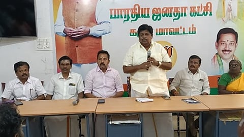 கூட்டத்தில் பேசிய பாஜக மாநில துணைத் தலைவா் கே.பி. ராமலிங்கம்.