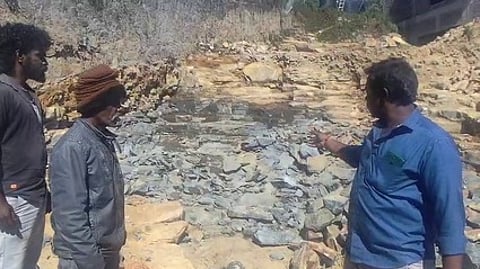 கொடைக்கானல் அப்சா்வேட்டரி பகுதியில் வெடி வைத்து தகா்க்கப்பட்ட பாறைகள்.