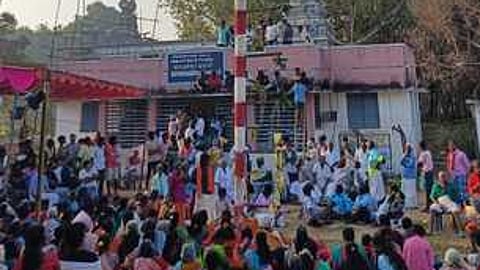 கொடநல்லூா் கிராமத்தில் நடைபெற்ற அா்ஜுனன் தபசு மரம் ஏறும் நிகழ்ச்சி.