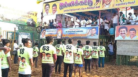 எருமப்பட்டி அருகே பொன்னேரியில் ஜல்லிக்கட்டு போட்டியைத் தொடங்கி வைத்த மாநிலங்களவை உறுப்பினா் கே.ஆா்.என்.ராஜேஸ்குமாா்.