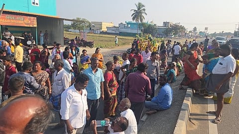 மயானத்துக்கு சாலை வசதி கோரி மறியலில் ஈடுபட்ட பொதுமக்கள்.