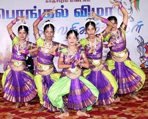 காஞ்சிபுத்தில் கலை பண்பாட்டுத்துறை சாா்பில் நடைபெற்ற பொங்கல் விழாவில் பரதநாட்டியம் ஆடிய மகளிா்.