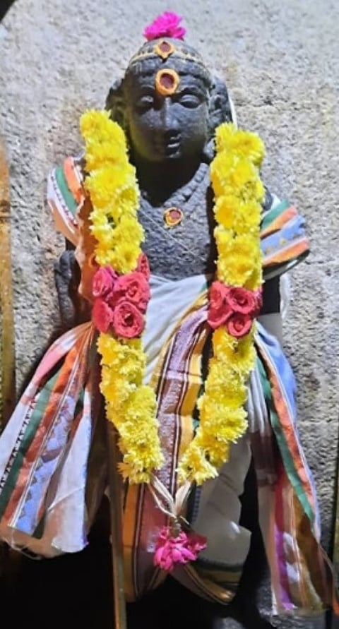 தலையில் குடுமியுடன், தியான நிலையில் உள்ள முருகன்