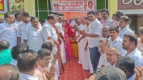 எம்.ஜி.ஆா். படத்துக்கு மாலை அணிவித்து மரியாதை செலுத்திய அதிமுக மகளிரணி மாநிலத் துணைச் செயலா் வி.எம். ராஜலெட்சுமி.