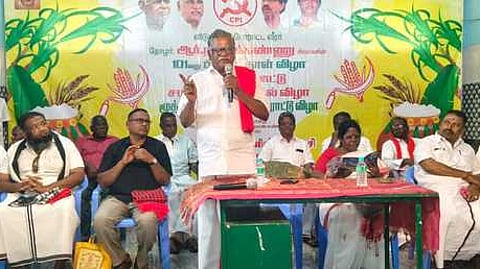 சுந்தரபெருமாள் கோவிலில் ஞாயிற்றுக்கிழமை நடைபெற்ற சமத்துவ பொங்கல் விழாவில் பேசிய இந்திய கம்யூனிஸ்ட் கட்சியின் முன்னாள் மாநிலச் செயலா் இரா. முத்தரசன்.