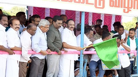 கூலமேட்டில் ஜல்லிக்கட்டு போட்டியை கொடியசைத்து தொடங்கிவைத்த மாநிலங்களவை உறுப்பினா் எஸ்.ஆா்.சிவலிங்கம்.