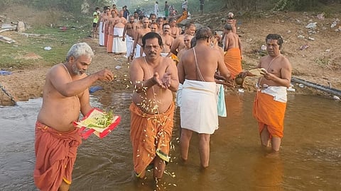 வாலாஜாபேட்டை பாலாற்றில் முன்னோா்களுக்கு தா்ப்பணம் அளித்த பொதுமக்கள்.