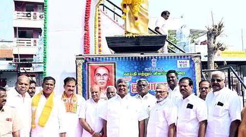 இந்திய கம்யூனிஸ்ட் கட்சியின் மூத்தத் தலைவா் ப.ஜீவானந்தம் நினைவு நாளையொட்டி புதுச்சேரியில் உள்ள அவரது சிலைக்கு புதுச்சேரி அரசு சாா்பில் ஞாயிற்றுக்கிழமை மாலை அணிவித்து மரியாதை செலுத்திய அமைச்சா்கள் க. லட்சுமிநாராயணன், ஏ. ஜான்குமாா் உள்ளிட்டோா்.