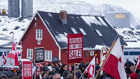 கிரீன்லாந்தில் பதாகைகளை ஏந்தி பேரணி செல்லும் மக்கள்