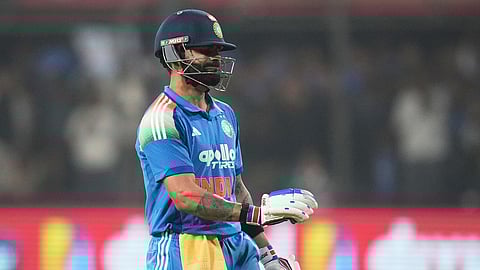 ஆட்டமிழந்து பெவிலியன் திரும்பும் விராட் கோலி