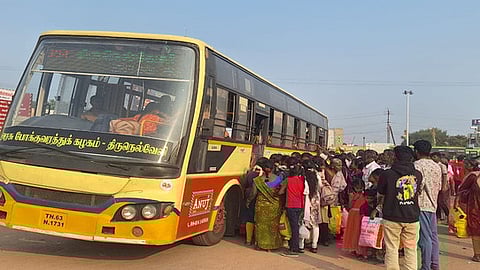 திருநெல்வேலி செல்லும் பேருந்தில் முண்டியடித்து ஏறிய பயணிகள்.