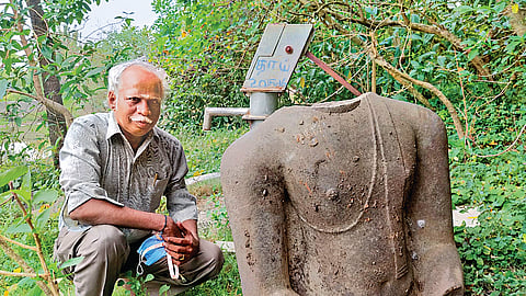 எழுமகளூரில் கண்டறியப்பட்ட புத்தர் சிலையுடன் பா. ஜம்புலிங்கம்