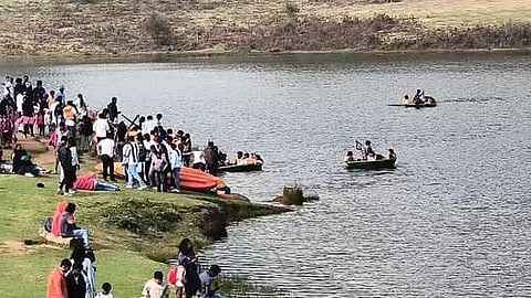 கொடைக்கானல் அருகேயுள்ள மன்னவனூா் ஏரியில் பரிசல் சவாரி செய்து மகிழ்ந்த சுற்றுலாப் பயணிகள்.