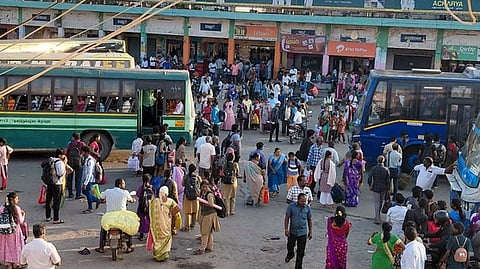 திருப்பத்தூா் பேருந்து நிலையத்தில் குவிந்த பொதுமக்கள்.