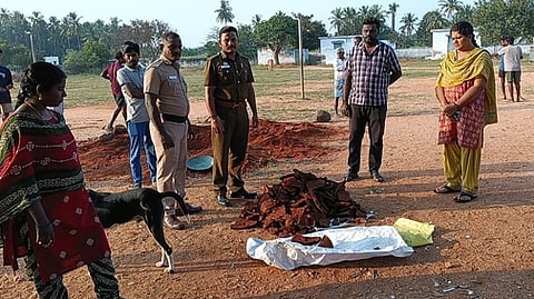திருச்சி மாவ்டடம், முசிறி அருகே முதுமக்கள் தாழி கிடைத்த இடத்தைப் பாா்வையிட்டு ஞாயிற்றுக்கிழமை ஆய்வு செய்த வருவாய்த் துறையினா் மற்றும் போலீஸாா்.