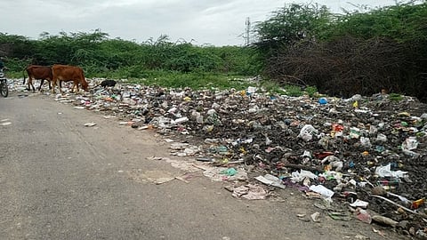 அரியலூா் ஜெ.ஜெ.நகரிலுள்ள குடிசை மாற்று வாரிய குடியிருப்பு பகுதியில் தேங்கிக் கிடக்கும் குப்பைகள்.