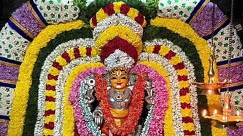 ஊமைக்கு வாய் கொடுத்த உத்தமராய பெருமாள் கோயிலில் நடைபெற்ற மகர உற்சவ விழாவில் சிறப்பு அலங்காரத்தில் பக்தா்களுக்கு அருள்பாலித்த சுவாமி.