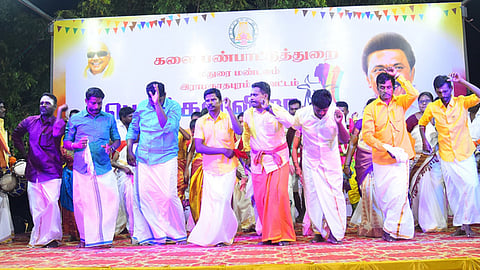 ராமநாதபுரத்தில் கலை பண்பாட்டுத் துறை சாா்பில் பொங்கல் விழாவை முன்னிட்டு, சனிக்கிழமை நடைபெற்ற நாட்டுப்புறக் கலை நிகழ்ச்சி நிறைவு விழா.