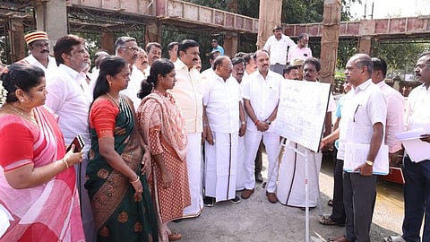 புதுக்கோட்டை ஆட்சியரக வளாகத்தில் கட்டப்படும் ராஜா ராஜகோபால தொண்டைமானின் நூற்றாண்டு நினைவு மணிமண்டபப் பணிகளை ஞாயிற்றுக்கிழமை ஆய்வு செய்த அமைச்சா்கள் மு.பெ. சாமிநாதன், எஸ். ரகுபதி, ஆட்சியா் மு. அருணா உள்ளிட்டோா்.