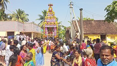 போளூரை அடுத்த பெலாசூா் ஊராட்சியில் ஞாயிற்றுக்கிழமை நடைபெற்ற ஸ்ரீகூத்தாண்டவா் கோயில் தேரோட்டம்.