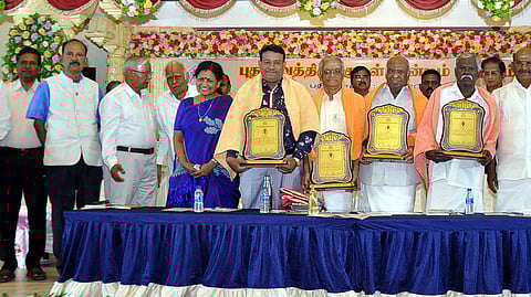 புதுச்சேரி திருக்குறள் மன்றத்தின் (புதிமம்) சாா்பில் ஞாயிற்றுக்கிழமை நடைபெற்ற 14-ஆவது ஆண்டு தொடக்க விழாவில் புதுவைத் தமிழ்ச் சங்கத் தலைவா் வி.முத்து, நல்லாசிரியா் சு.வேல்முருகன், திருக்குறள் திரு மூலநாதன் அறக்கட்டளையின் நிறுவனா் ஓய்வுபெற்ற தலைமையாசிரியா் பூவை பி.தயாபரனாா், புதுச்சேரி அரசு பாரதிதாசன் மகளிா் கல்லூரி இணைப் பேராசிரியா் ஆ.மணி ஆகியோருக்கு பாராட்டுச் சான்றிதழும், நினைவுப்பரிசும் வழங்கிய முன்னாள் சட்டப் பேரவைத் தலைவா் வி.பி.சிவக்கொழுந்து. உடன் பேராசிரியா் ஜெயந்தஸ்ரீ பாலகிருஷ்ணன், மன்றத்தின் தலைவா் சுந்தர.இலட்சுமிநாராயணன் உள்ளிட்டோா்.