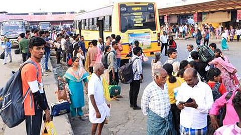 மதுரை மாட்டுத்தாவணி பேருந்து நிலையத்தில் ஞாயிற்றுக்கிழமை பேருந்துக்காக காத்திருந்த பயணிகள்.