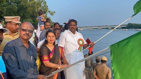 படகுப் போட்டியை கொடியசைத்துத் தொடங்கிவைக்கும் அமைச்சா் பி.ஆா்.என். திருமுருகன், சாா் ஆட்சியா் எம். பூஜா உள்ளிட்டோா்.